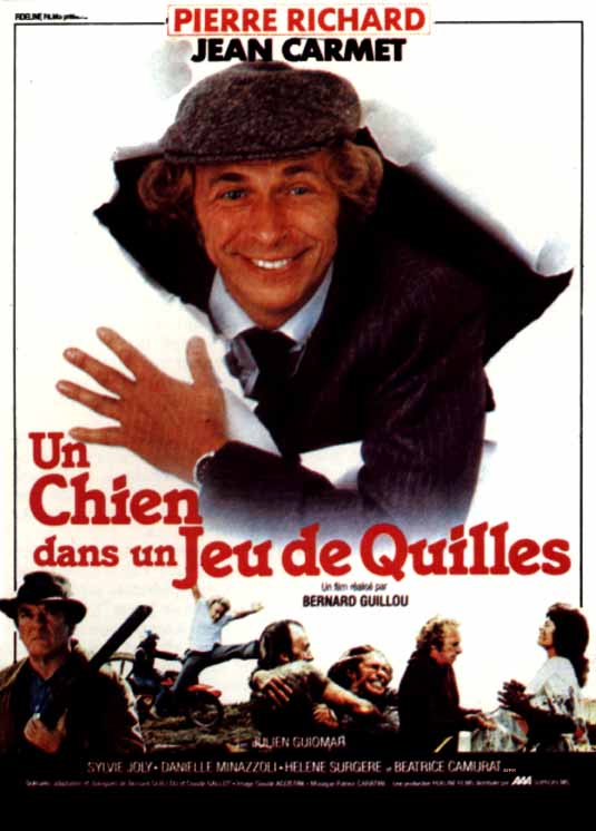 UN CHIEN DANS UN JEU DE QUILLES